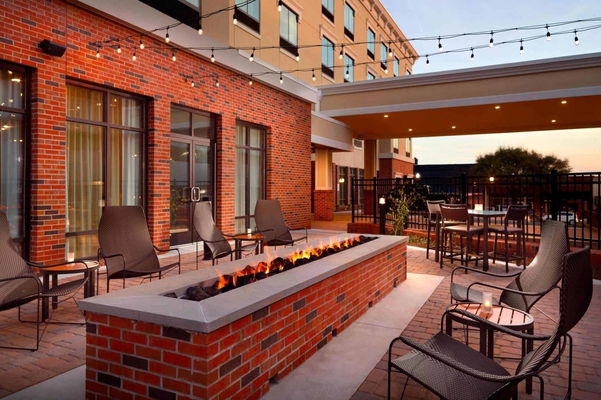 Courtyard By Marriott Lagrange Hotel Exterior photo